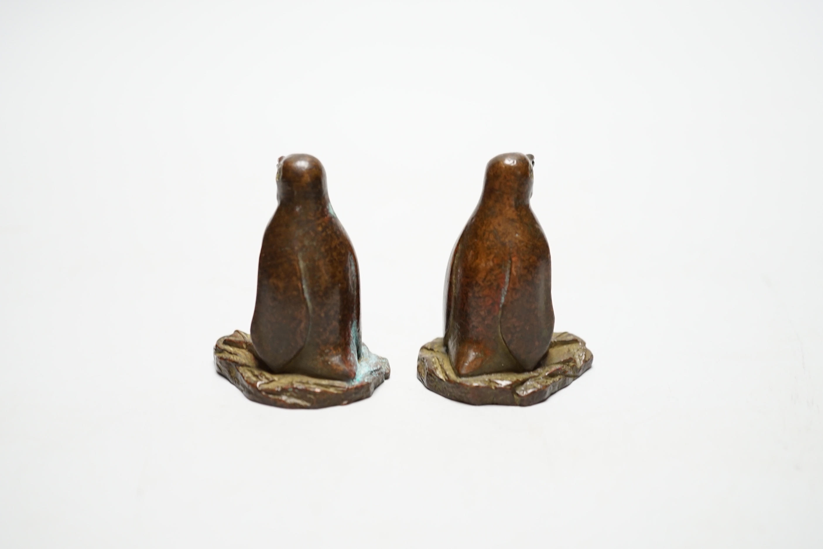A pair of Chinese bronze models of penguins, 5cm